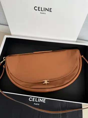 <p>Soft Triomphe Halfmoon 半月包时髦住啦 </p><p>CELINE 26SPRING 半月包 </p><p>时髦还是异形包咯 大容量可以腋下 单肩[亲一个R]</p><p>喜欢亮泽的皮质 材质是亮泽小羊皮哦</p><p>蛮轻便的 极简利落的廓形 秋冬搭配时髦感手拿把掐 </p><p>尺寸 46×19×10 </p><p>型号 124142</p>
