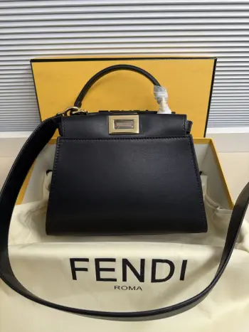 <p></p><p>新出Fendipeekaboo FENDIPeekaboo 躲貓貓 顯女士高贵優雅!可手提可斜跨 质感确实很优秀单手柄的设计又非常显贵 再加上不错的实用性 各方面表现的分数都很高!能一路发展成一只超级经典包款 确实是实至名归!容量对于平时出门来说已经很够用了!</p><p>尺寸 23.18.12cm</p><p>款号 0226</p>