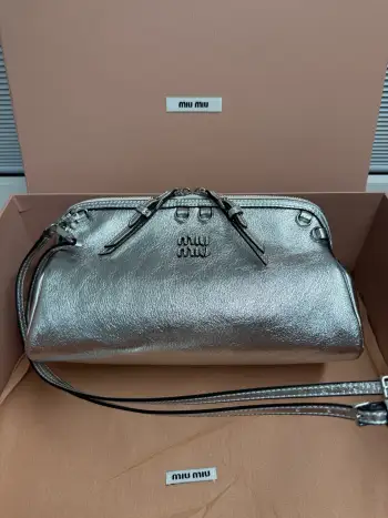 <p> 5BF130 Miu新品特色款式贝壳双肩包 精致细腻小牛皮 简约线条结合时装秀的灵感和现代女性气质 在风格实验和精致多样性之间取得了平衡 手袋有多种佩戴方式 单肩 手拿 斜挎 双肩 呈现百搭复古风格 延续 miu不拘一格 大胆创新 慵懒不鞍却又自然洒脱的风格 个性鲜明 能驾驭各种风格 上班通勤外出逛街都是绝佳选择</p><p>尺寸 28X 14.5X10 cm</p>