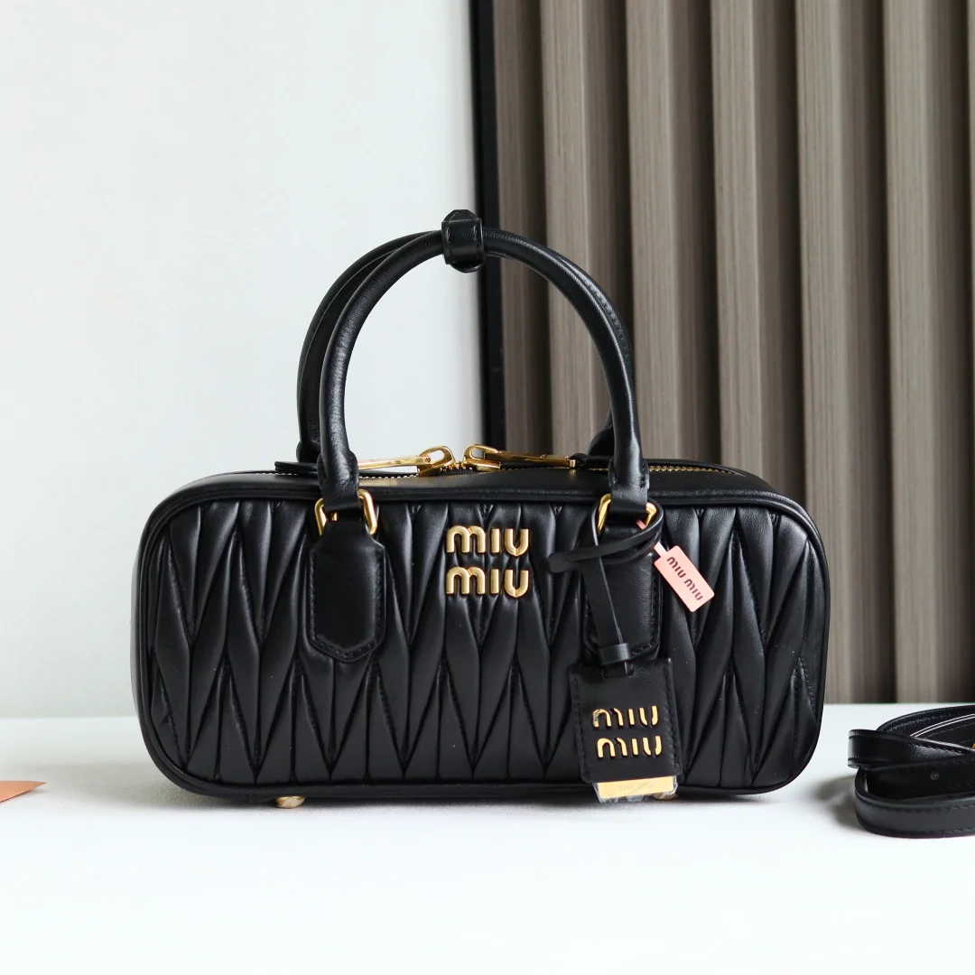 <p> M家 新品 </p><p>5BB148 Miu家新款保龄球包包 官网主推 今年绝对爆 款式 顶级进口小羊皮 Miu家独具风格Matelasse图案 包身精致立体有型 正面刻字徽标与皮革颜色相呼应 可拆卸可调节皮革长肩带 棉质缎面衬里 配拉链式口袋 众多明星网红同款</p><p>尺寸:27X12X9 cm配原版包装 </p>