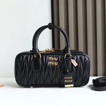 <p> M家 新品 </p><p>5BB148 Miu家新款保龄球包包 官网主推 今年绝对爆 款式 顶级进口小羊皮 Miu家独具风格Matelasse图案 包身精致立体有型 正面刻字徽标与皮革颜色相呼应 可拆卸可调节皮革长肩带 棉质缎面衬里 配拉链式口袋 众多明星网红同款</p><p>尺寸:27X12X9 cm配原版包装 </p>