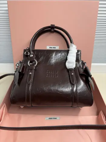 <p>Miu Miu 26SS RIBBON 早春手袋 经典 一看到就想到miu初代的经典 当一对翅膀决定同时栖落在 历史与此刻的肩头 真正的经典永远在时间的两端同时生长中古银扣锁着未褪的鎏金梦 硬壳机车包型+蝴蝶结 这两个八杆子打不着的关系撞在一起 居然毫无违和感 有点机车有点可爱 甜和飒同时拉满 自重很轻 亮面牛皮革材质</p><p>型号 5BA327</p><p>尺寸 28*15*22cm70</p>