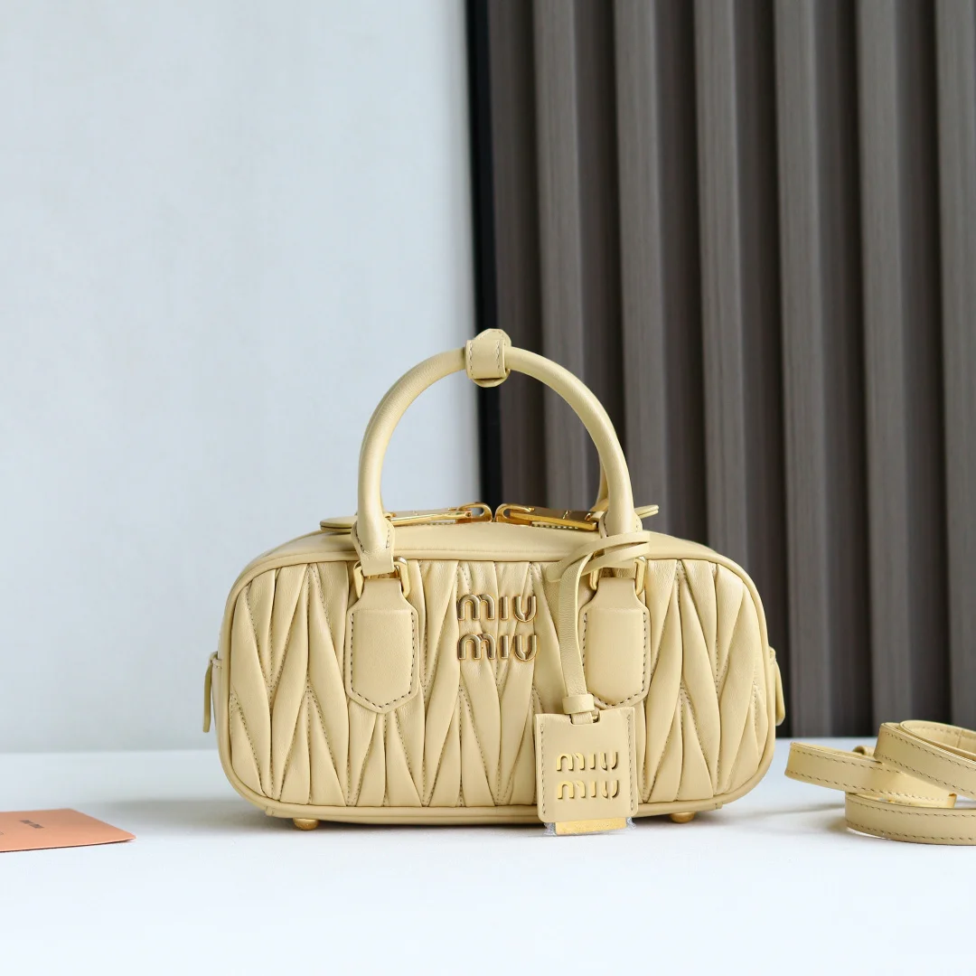 原单MIUMIU女包|高仿MIUMIU女包|精仿MIUMIU女包|一比一MIUMIU女包<p>配全套包装 特级五金原厂皮 Arcadie Matelasse羊皮革小号22cm保龄球手提包/斜挎包</p><p>这款手提包采用Matelasse工艺 立体纹理与精致质感为经典廓形带来全新演绎 正面字母徽标与金属五金件巧妙呼应 精致做工卓尔不凡 彰显极具辨识度的经典格调 动感优雅线条搭配可调式可拆卸肩带 呈现富有现代魅力的实用百搭设计 </p><p>尺寸:W22×H10.5×D7.5cm</p><p>編號 5BB142</p>
