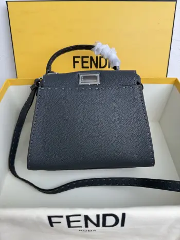 <p> </p><p>FENDI  PEEKABOO</p><p>      采用七层油边涂抹工艺配合手工缝制蜡线 皮纹清晰有质感 越用越柔软的t0go 历经岁月之后更有味道23-12-18</p><p>款号 8BN266</p>