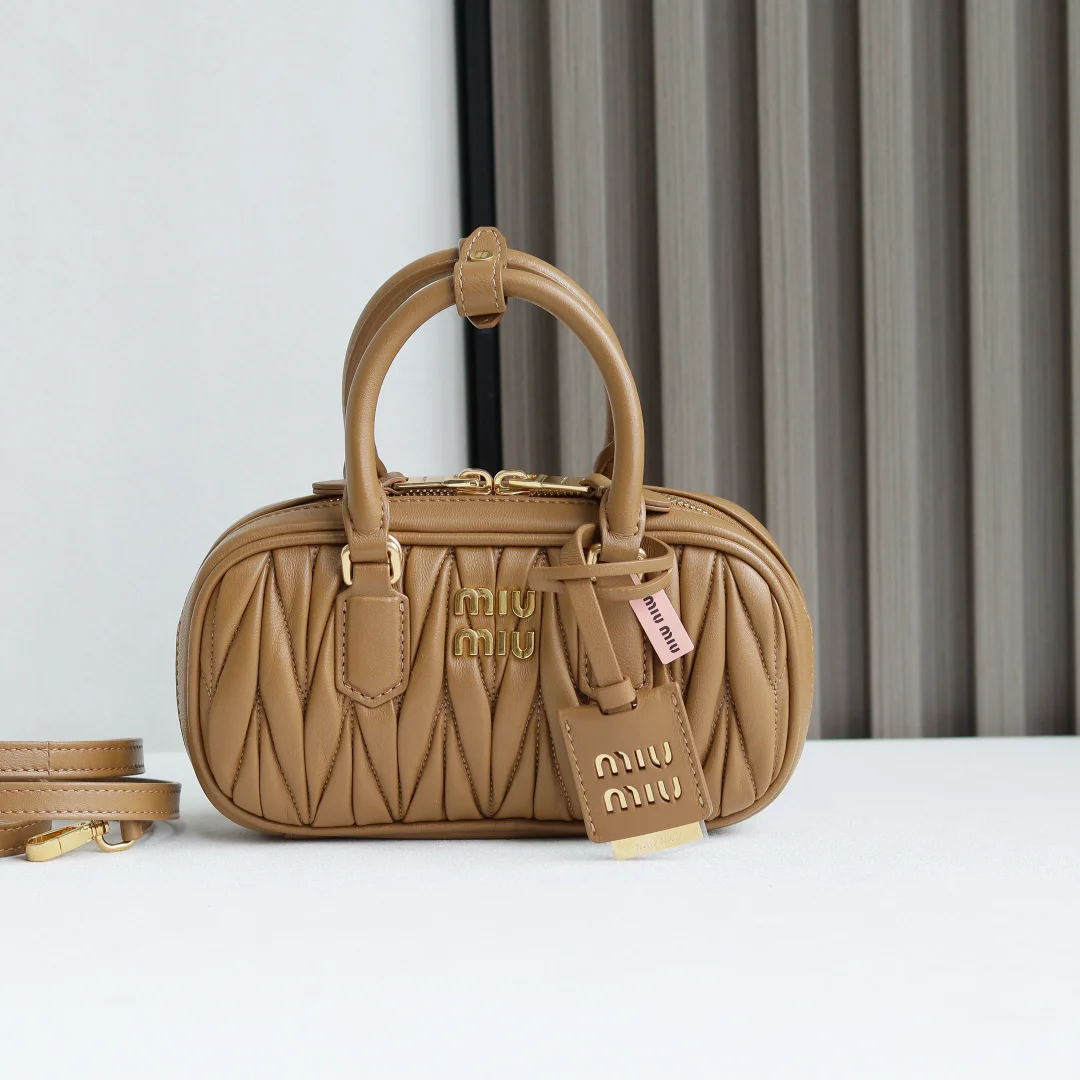 原单MIUMIU女包|高仿MIUMIU女包|精仿MIUMIU女包|一比一MIUMIU女包<p> 特级五金原厂皮 Arcadie Matelasse羊皮革迷你(19cm)保龄球手提包/斜挎包</p><p>这款手提包采用Matelasse工艺 立体纹理与精致质感为经典廓形带来全新演绎 正面字母徽标与金属五金件巧妙呼应 精致做工卓尔不凡 彰显极具辨识度的经典格调 动感优雅线条搭配可调式可拆卸肩带 呈现富有现代魅力的实用百搭设计 </p><p> 可拆卸可调式肩带</p><p> 拉链开合</p><p> 带衬里贴袋</p><p>尺寸:W19×H10×D5cm</p><p>型号  5BP088</p>