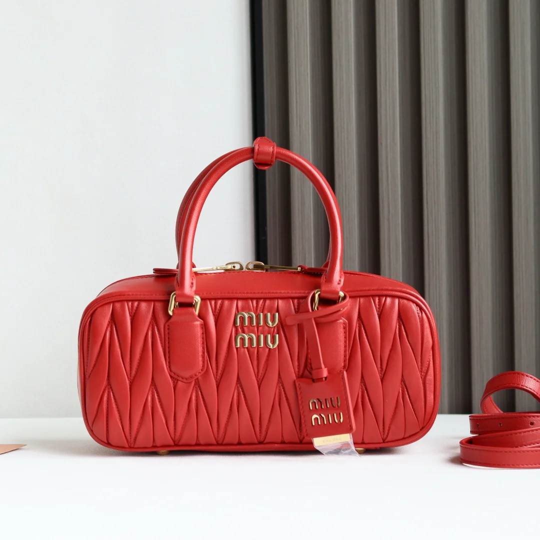 原单MIUMIU女包|高仿MIUMIU女包|精仿MIUMIU女包|一比一MIUMIU女包<p>M家新品 </p><p>5BB148 Miu家新款保龄球包包 官网主推 今年绝对爆款式 顶级进口小羊皮 Miu家独具风格Matelasse图案 包身精致立体有型 正面刻字徽标与皮革颜色相呼应 可拆卸可调节皮革长肩带 棉质缎面衬里 配拉链式口袋 众多明星网红同款</p><p>尺寸:27X12X9 cm配原版包装</p>