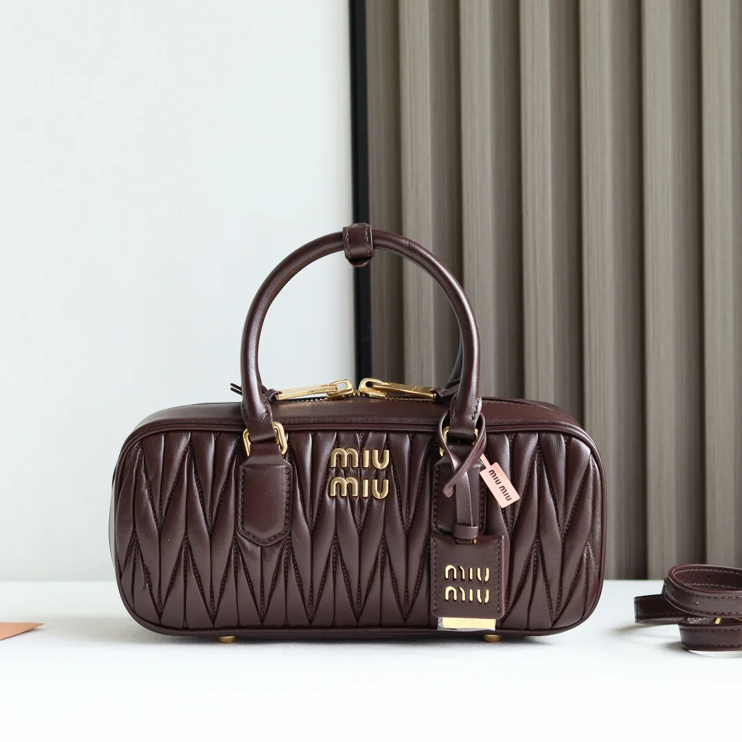 <p> M家 新品 </p><p>5BB148 Miu家新款保龄球包包 官网主推 今年绝对爆 款式 顶级进口小羊皮 Miu家独具风格Matelasse图案 包身精致立体有型 正面刻字徽标与皮革颜色相呼应 可拆卸可调节皮革长肩带 棉质缎面衬里 配拉链式口袋 众多明星网红同款</p><p>尺寸:27X12X9 cm配原版包装 </p>