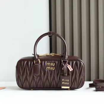 <p> M家 新品 </p><p>5BB148 Miu家新款保龄球包包 官网主推 今年绝对爆 款式 顶级进口小羊皮 Miu家独具风格Matelasse图案 包身精致立体有型 正面刻字徽标与皮革颜色相呼应 可拆卸可调节皮革长肩带 棉质缎面衬里 配拉链式口袋 众多明星网红同款</p><p>尺寸:27X12X9 cm配原版包装 </p>