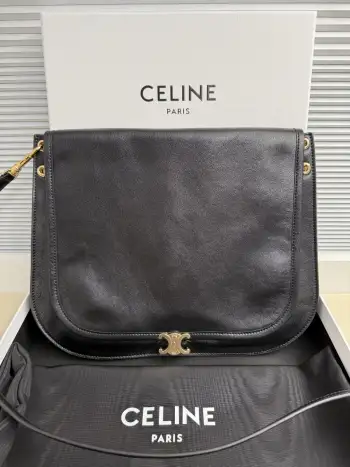 <p>CELINE Besace 松弛大包 </p><p>Soft Triomphe Besace  </p><p>随时松弛下来的大包 还是黑色酷酷啦[亲一个R]</p><p>时髦黑金 刷新对大包重量认知啦  </p><p>亮泽小羊皮 材质轻便这一块很稳了[看R]</p><p>  尺寸 35x25x13cm  </p><p>型号  123632</p>