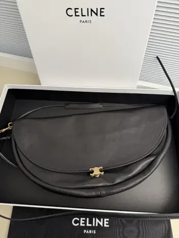 <p>Soft Triomphe Halfmoon 半月包时髦住啦 </p><p>CELINE 26SPRING 半月包 </p><p>时髦还是异形包咯 大容量可以腋下 单肩[亲一个R]</p><p>喜欢亮泽的皮质 材质是亮泽小羊皮哦</p><p>蛮轻便的 极简利落的廓形 秋冬搭配时髦感手拿把掐 </p><p>尺寸 46×19×10 </p><p>型号 124142</p>