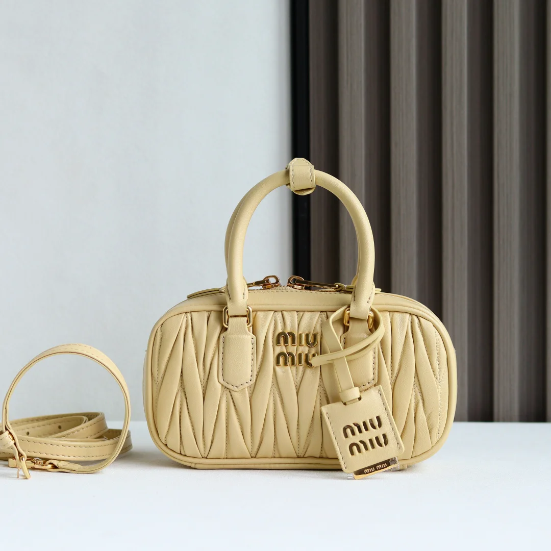 原单MIUMIU女包|高仿MIUMIU女包|精仿MIUMIU女包|一比一MIUMIU女包<p> 特级五金原厂皮 Arcadie Matelasse羊皮革迷你(19cm)保龄球手提包/斜挎包</p><p>这款手提包采用Matelasse工艺 立体纹理与精致质感为经典廓形带来全新演绎 正面字母徽标与金属五金件巧妙呼应 精致做工卓尔不凡 彰显极具辨识度的经典格调 动感优雅线条搭配可调式可拆卸肩带 呈现富有现代魅力的实用百搭设计 </p><p> 可拆卸可调式肩带</p><p> 拉链开合</p><p> 带衬里贴袋</p><p>尺寸:W19×H10×D5cm</p><p>型号  5BP088</p>