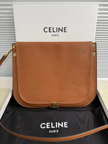 <p>CELINE Besace 松弛大包 </p><p>Soft Triomphe Besace  </p><p>随时松弛下来的大包 还是黑色酷酷啦[亲一个R]</p><p>时髦黑金 刷新对大包重量认知啦  </p><p>亮泽小羊皮 材质轻便这一块很稳了[看R]</p><p>  尺寸 35x25x13cm  </p><p>型号  123632</p>