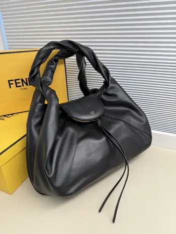 <p></p><p>最新的大号Spy Bag</p><p>这么美的新款还拿不下你 </p><p>谁说复古和时髦不能兼得 </p><p>经典重生 细节依旧满分 </p><p>远看是低调有质感 </p><p>近看才懂它的 小心机 </p><p>把秘密藏进小暗袋 </p><p>就像是自身的延伸 懂我所需 </p><p>尺寸 48*20*22</p><p>款号 8198</p>