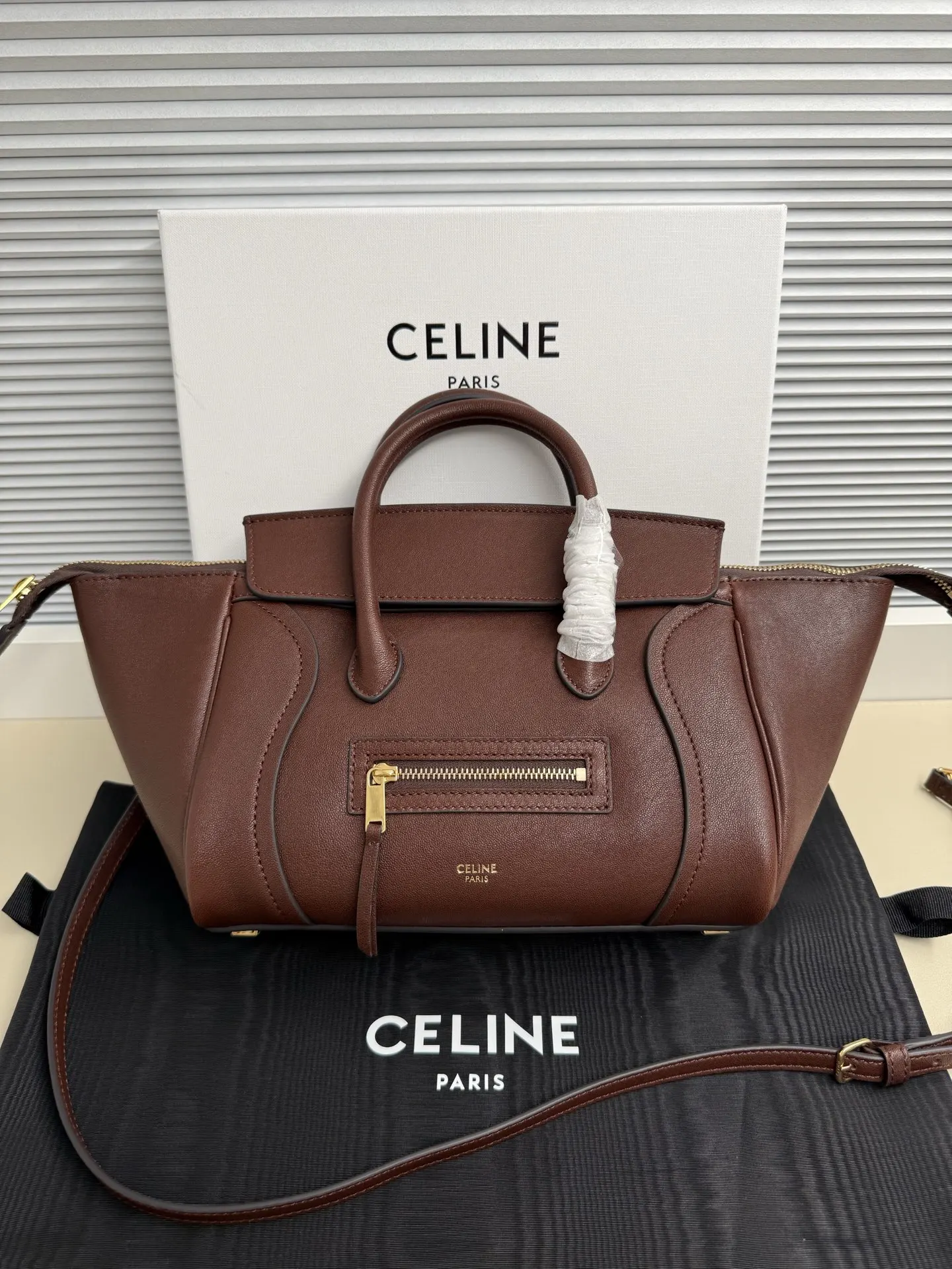 原单赛琳女包|高仿赛琳女包|精仿赛琳女包|一比一赛琳女包<p> 15.2 X4.5 X6.5英寸(38.5 X11.5X16.5厘米)羊皮革</p><p>牛剖层革衬里金色饰面</p><p>手提 肩背和斜挎拉链开合</p><p>1个内侧拉链袋</p><p>可拆卸和可调节肩带 最小长度17.32英寸(44厘米) 最大长度19.88英寸(50.5厘米)</p><p>2个提手 长度4.33英寸(11厘米)底部饰钉</p><p>编号:124213</p>
