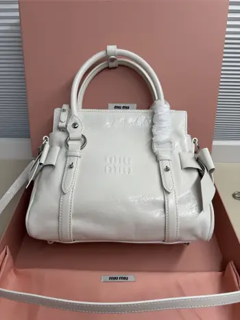 <p>Miu Miu 26SS RIBBON 早春手袋 经典 一看到就想到miu初代的经典 当一对翅膀决定同时栖落在 历史与此刻的肩头 真正的经典永远在时间的两端同时生长中古银扣锁着未褪的鎏金梦 硬壳机车包型+蝴蝶结 这两个八杆子打不着的关系撞在一起 居然毫无违和感 有点机车有点可爱 甜和飒同时拉满 自重很轻 亮面牛皮革材质</p><p>型号 5BA327</p><p>尺寸 28*15*22cm70</p>