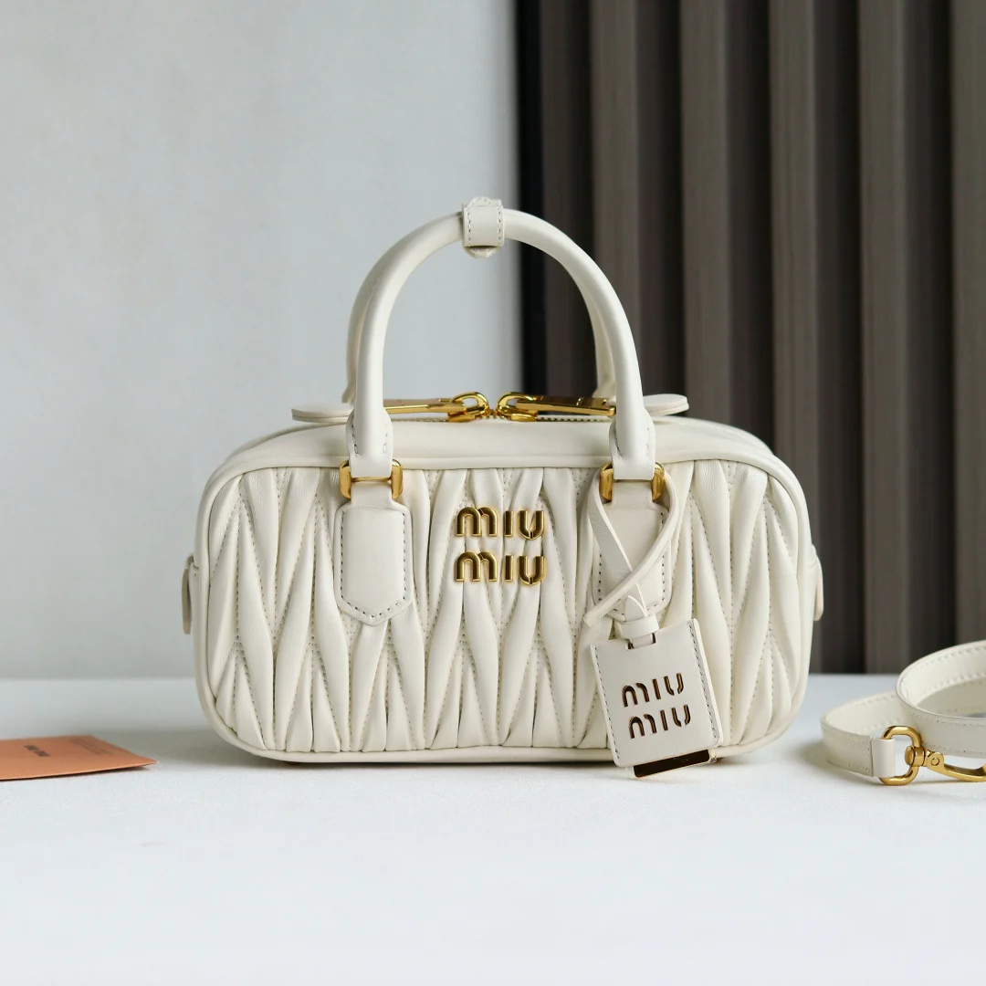 原单MIUMIU女包|高仿MIUMIU女包|精仿MIUMIU女包|一比一MIUMIU女包<p>配全套包装 特级五金原厂皮 Arcadie Matelasse羊皮革小号22cm保龄球手提包/斜挎包</p><p>这款手提包采用Matelasse工艺 立体纹理与精致质感为经典廓形带来全新演绎 正面字母徽标与金属五金件巧妙呼应 精致做工卓尔不凡 彰显极具辨识度的经典格调 动感优雅线条搭配可调式可拆卸肩带 呈现富有现代魅力的实用百搭设计 </p><p>尺寸:W22×H10.5×D7.5cm</p><p>編號 5BB142</p>