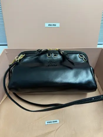 <p> 5BF130 Miu新品特色款式贝壳双肩包 精致细腻小牛皮 简约线条结合时装秀的灵感和现代女性气质 在风格实验和精致多样性之间取得了平衡 手袋有多种佩戴方式 单肩 手拿 斜挎 双肩 呈现百搭复古风格 延续 miu不拘一格 大胆创新 慵懒不鞍却又自然洒脱的风格 个性鲜明 能驾驭各种风格 上班通勤外出逛街都是绝佳选择</p><p>尺寸 28X 14.5X10 cm</p>
