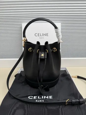 <p> 新款水桶包 抽绳设计 双色可选</p><p>clara 抽身水桶 有着水桶包的休闲廓形</p><p>抽绳的设计增添了俏皮感和隐私性</p><p> 能装得下250ml矿泉水的好容量</p><p>1个主隔层</p><p>1个皮革提手 长度 7厘米 </p><p>1条可拆卸和可调节肩带 最小长度 41厘米  最大长度 48厘米 </p><p>尺寸  16 X 19 X 16厘米 编号 121673</p>