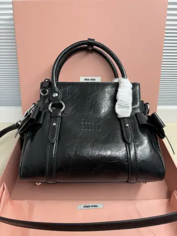 <p>Miu Miu 26SS RIBBON 早春手袋 经典 一看到就想到miu初代的经典 当一对翅膀决定同时栖落在 历史与此刻的肩头 真正的经典永远在时间的两端同时生长中古银扣锁着未褪的鎏金梦 硬壳机车包型+蝴蝶结 这两个八杆子打不着的关系撞在一起 居然毫无违和感 有点机车有点可爱 甜和飒同时拉满 自重很轻 亮面牛皮革材质</p><p>型号 5BA327</p><p>尺寸 28*15*22cm70</p>