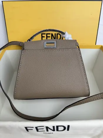 <p> </p><p>FENDI  PEEKABOO</p><p>      采用七层油边涂抹工艺配合手工缝制蜡线 皮纹清晰有质感 越用越柔软的t0go 历经岁月之后更有味道23-12-18</p><p>款号 8BN266</p>