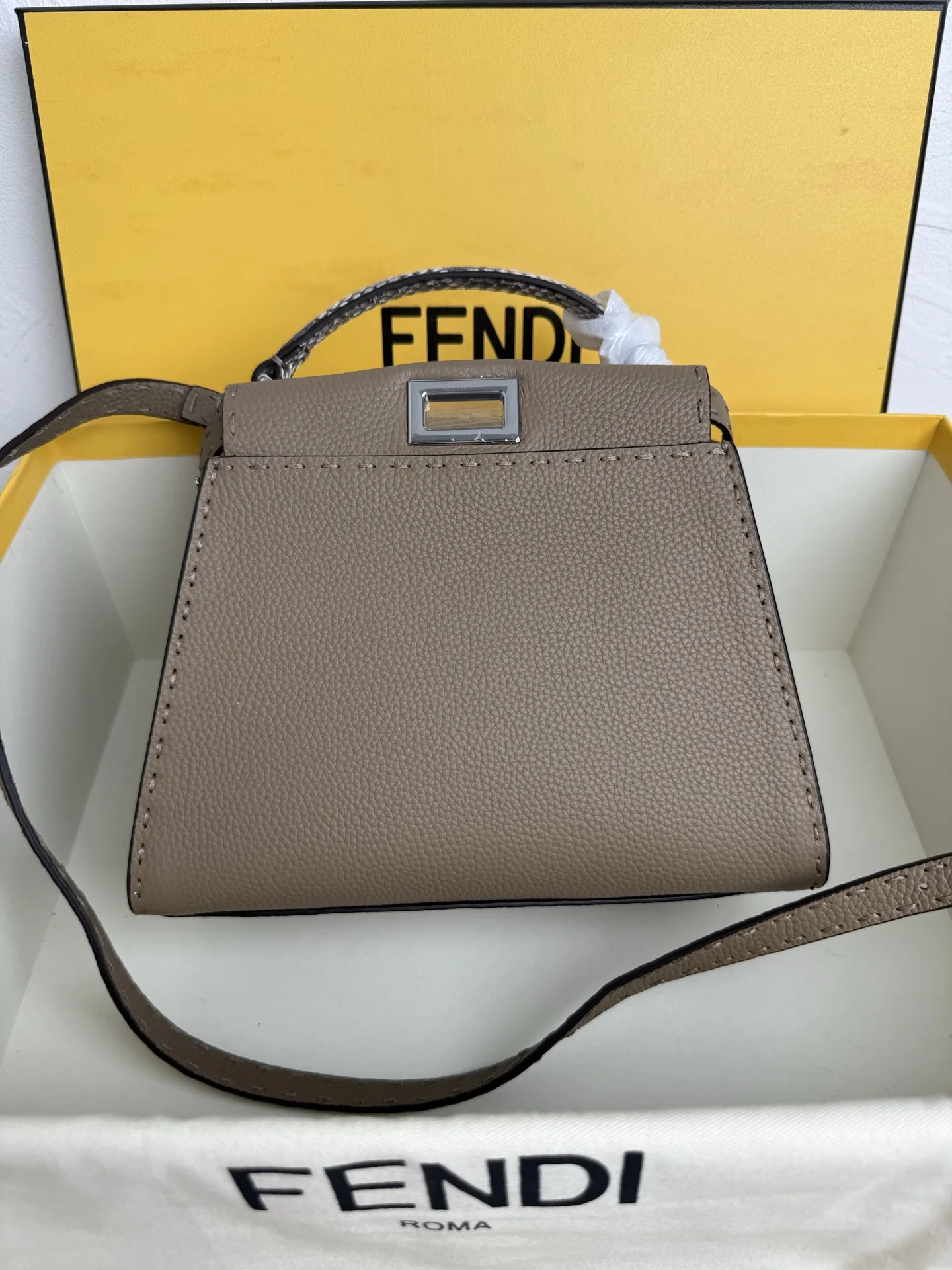 <p> </p><p>FENDI PEEKABOO</p><p> 采用七层油边涂抹工艺配合手工缝制蜡线 皮纹清晰有质感 越用越柔软的t0go 历经岁月之后更有味道23-12-18</p><p>款号 8BN266</p>