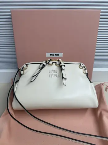 <p>   5BF131 Miu新品特色款式贝壳双肩包 精致细腻光泽小牛皮 简约线条结合时装秀的灵感和现代女性气质 在风格实验和精致多样性之间取得了平衡 手袋有多种佩戴方式 单肩 手拿 斜挎 双肩 呈现百搭复古风格 延续 miu不拘一格 大胆创新 慵懒不鞍却又自然洒脱的风格 个性鲜明 能驾驭各种风格 上班通勤外出逛街都是绝佳选择</p><p>尺寸 24 X 14 X8.5 cm</p>