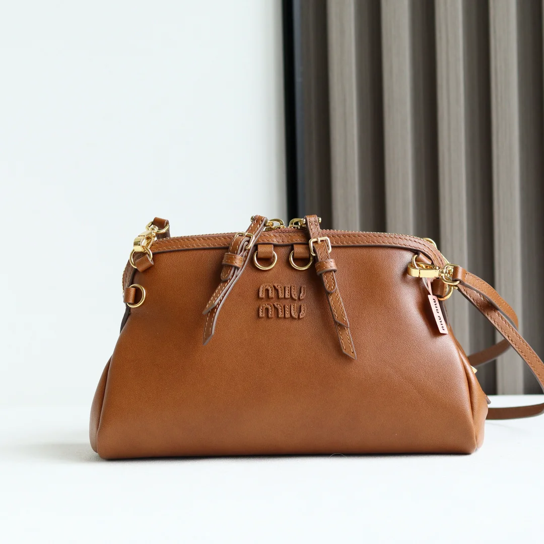 原单MIUMIU女包|高仿MIUMIU女包|精仿MIUMIU女包|一比一MIUMIU女包<p> Miu新品特色款式贝壳双肩包精致细腻光泽小牛皮 简约线条结合时装秀的灵感和现代女性气质 在风格实验和精致多样性之间取得了平衡 手袋有多种佩戴方式 单肩 手拿 斜挎 双肩 呈现百搭复古风格 延续 miu不拘一格 大胆创新 慵懒不鞍却又自然洒脱的风格 个性鲜明 能驾驭各种风格 上班通勤外出逛街都是绝佳选择</p><p>尺寸 24 X 14 X8.5 cm 型号 5BF131</p>