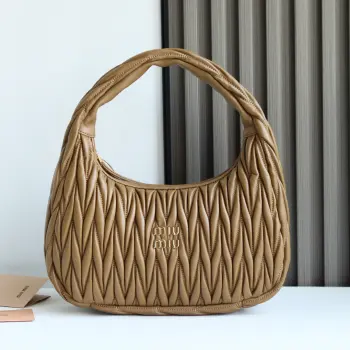 <p>MiuMiu新品MiuWander手袋采用进口小羊皮经典品牌标志性Matelasse纹理绣花 复古磨砂五金 利用圆孤的曲线 保留了应有的俏皮感 包型整体硬挺有型 充满个性 可甜可盐 容量可光 各大时尚搏主几乎人手一个 尺寸 29 X 24 X 10  型号 5BC108 配原版包装 </p>