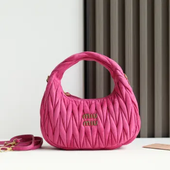 <p> 紫红色</p><p>5BC125 MiuMiu新品MiuWander麂绒皮手袋今年超火的鹿皮材质 秋冬必备单品 复古磨砂五金 利用圆孤的曲线 保留了应有的俏皮感 包型整体硬挺有型 充满个性 可甜可盐 容量可光 尺寸 23X13X7 配原版包装</p>