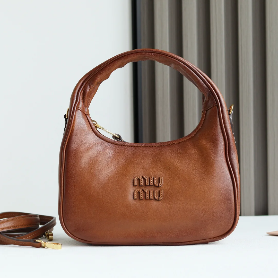 原单MIUMIU女包|高仿MIUMIU女包|精仿MIUMIU女包|一比一MIUMIU女包<p></p><p>5BC125 MiuMi新品MiuWander手袋全新大胆设计 采用顶级进口擦色做旧小牛皮 复古磨砂五金 利用圆孤的曲线 保留了应有的俏皮感 表达运动优雅型格与当代百变气质 包型整体硬挺有型 充满个性 可甜可盐 容量可光 尺寸 20X13X7 cm</p>