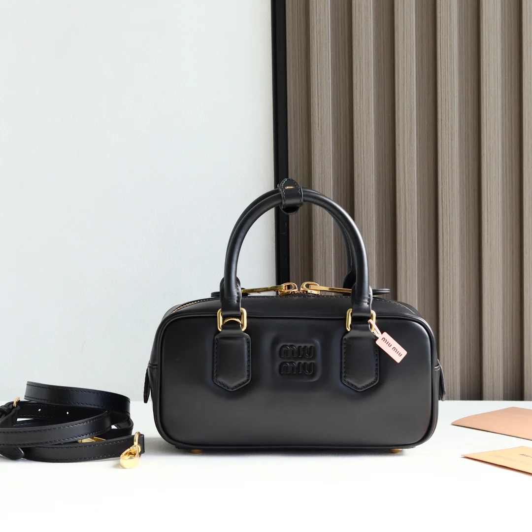 原单MIUMIU女包|高仿MIUMIU女包|精仿MIUMIU女包|一比一MIUMIU女包<p> 原单品质克色</p><p>5BB142Miu家新款保龄球包包 官网主推 今年绝对爆款式 顶级进口小牛皮 Miu家独具风格Matelasse图案 包身精致立体有型 正面刻字徽标与皮革颜色相呼应 可拆卸可调节皮革长肩带 棉质缎面衬里 配拉链式口袋 众多明星网红同款 尺寸22X10.5X7.5Cm 配原版包装</p>