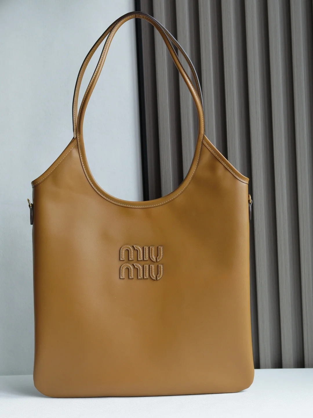 原单MIUMIU女包|高仿MIUMIU女包|精仿MIUMIU女包|一比一MIUMIU女包<p> Miu家新款伊势丹限定托特包 官网主推 今年绝对爆款式 顶级进口小牛皮 皮面细腻光滑柔软 质感高级 包身软而不塌 气质随性慵懒 容量超大 日常出街背它回头率百分百 手工缝制皮面Logo标志 内里全新麻布里 配拉链式口袋 尺寸35 X 40Cm 型号 5BG231 配原版包装</p>