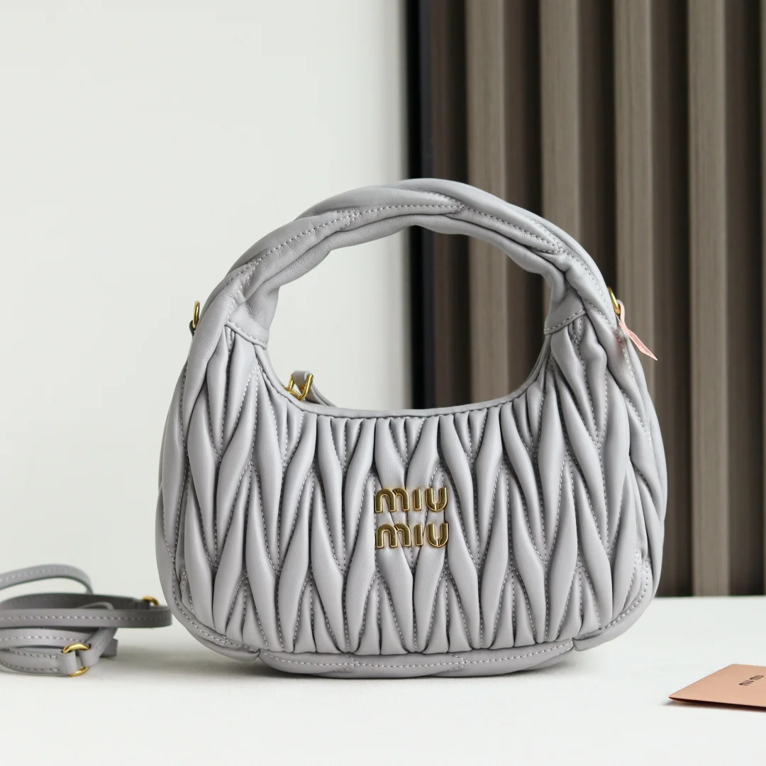 原单MIUMIU女包|高仿MIUMIU女包|精仿MIUMIU女包|一比一MIUMIU女包<p> M家 型号 5BC125 MiuWander手袋采用进口小羊皮经典品牌标志性Matelasse纹理绣花 复古磨砂五金 利用圆孤的曲线 保留了应有的俏皮感 包型整体硬挺有型 充满个性 可甜可盐 容量可光 各大时尚搏主几乎人手一个 颜色多多等 尺寸 23X13X7 配原版包装</p>