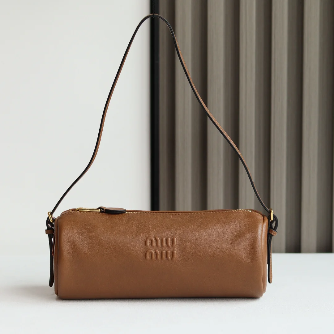 原单MIUMIU女包|高仿MIUMIU女包|精仿MIUMIU女包|一比一MIUMIU女包<p></p><p>5NE851MiuM小圆筒包 釆用复古做旧植柔小羊皮 皮质柔软 自带调节肩带 实物真的超有质感 类似圆柱结构超有设计感 小小只非常精致 又辣又可爱 满满的少女感 容量很足 腋下背简单不要太方便</p><p>尺寸 22 X 9 X 9 cm</p>