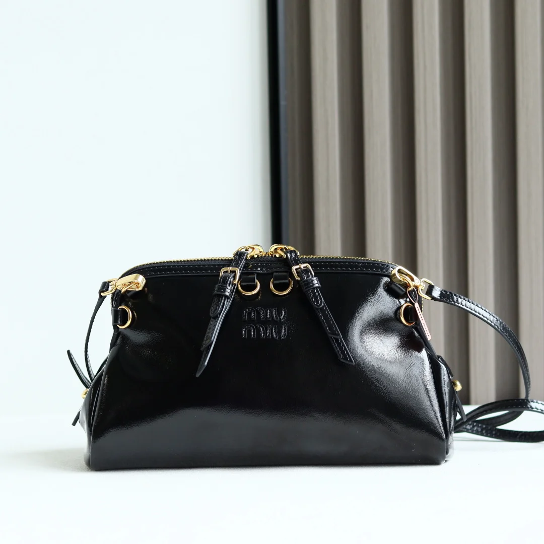 原单MIUMIU女包|高仿MIUMIU女包|精仿MIUMIU女包|一比一MIUMIU女包<p> Miu新品特色款式贝壳双肩包精致细腻光泽小牛皮 简约线条结合时装秀的灵感和现代女性气质 在风格实验和精致多样性之间取得了平衡 手袋有多种佩戴方式 单肩 手拿 斜挎 双肩 呈现百搭复古风格 延续 miu不拘一格 大胆创新 慵懒不鞍却又自然洒脱的风格 个性鲜明 能驾驭各种风格 上班通勤外出逛街都是绝佳选择</p><p>尺寸 24 X 14 X8.5 cm 型号 5BF131</p>