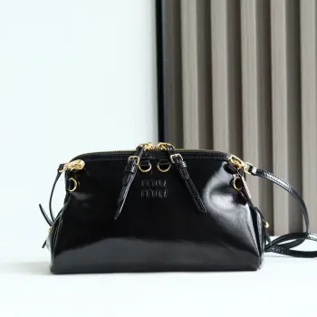 <p> Miu新品特色款式贝壳双肩包精致细腻光泽小牛皮 简约线条结合时装秀的灵感和现代女性气质 在风格实验和精致多样性之间取得了平衡 手袋有多种佩戴方式 单肩 手拿 斜挎 双肩 呈现百搭复古风格 延续 miu不拘一格 大胆创新 慵懒不鞍却又自然洒脱的风格 个性鲜明 能驾驭各种风格 上班通勤外出逛街都是绝佳选择</p><p>尺寸 24 X 14 X8.5 cm  型号 5BF131</p>