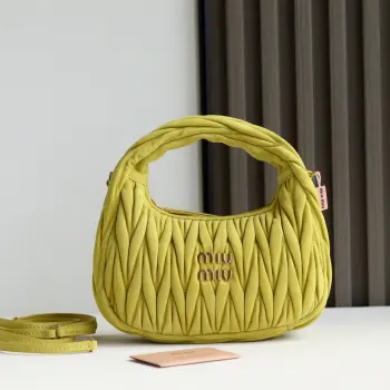 <p></p><p>5BC125 MiuMiu新品MiuWander麂绒皮手袋今年超火的鹿皮材质 秋冬必备单品 复古磨砂五金 利用圆孤的曲线 保留了应有的俏皮感 包型整体硬挺有型 充满个性 可甜可盐 容量可光 尺寸 23X13X7 配原版包装</p>