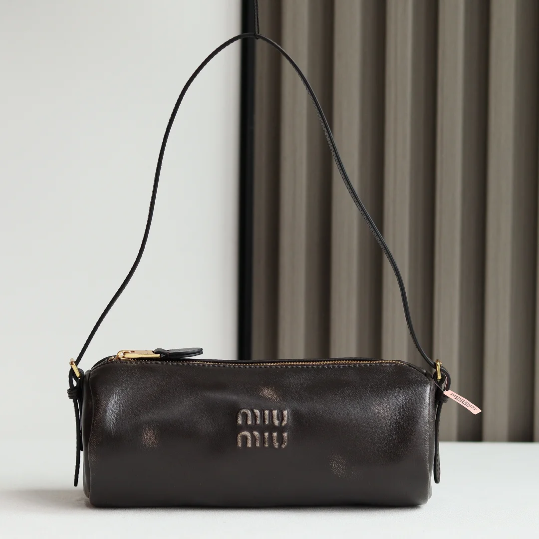 原单MIUMIU女包|高仿MIUMIU女包|精仿MIUMIU女包|一比一MIUMIU女包<p></p><p>5NE851MiuM小圆筒包 釆用复古做旧植柔小羊皮 皮质柔软 自带调节肩带 实物真的超有质感 类似圆柱结构超有设计感 小小只非常精致 又辣又可爱 满满的少女感 容量很足 腋下背简单不要太方便</p><p>尺寸 22 X 9 X 9 cm</p>