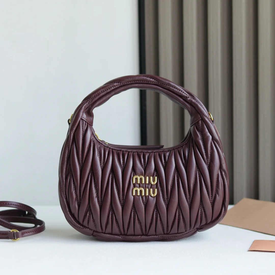 原单MIUMIU女包|高仿MIUMIU女包|精仿MIUMIU女包|一比一MIUMIU女包<p> M家 型号 5BC125 MiuWander手袋采用进口小羊皮经典品牌标志性Matelasse纹理绣花 复古磨砂五金 利用圆孤的曲线 保留了应有的俏皮感 包型整体硬挺有型 充满个性 可甜可盐 容量可光 各大时尚搏主几乎人手一个 颜色多多等 尺寸 23X13X7 配原版包装</p>
