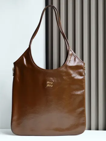 <p> 特级原厂皮 5BG231 M家新款hobo 托特腋下包秋冬系列限定款 这款设计得能让更多美眉轻松驾驭 effor 的时髦感 背上竟然能显得人侧面很薄 包包自重也很轻长度不会压个子 深深种草 日常通勤必备 穿搭私服也不会出错的噢 轻便又简单 设计非常实用容量也很足 尺寸 底长35x高40x手腕高60cm.  配全套原版包装 </p>