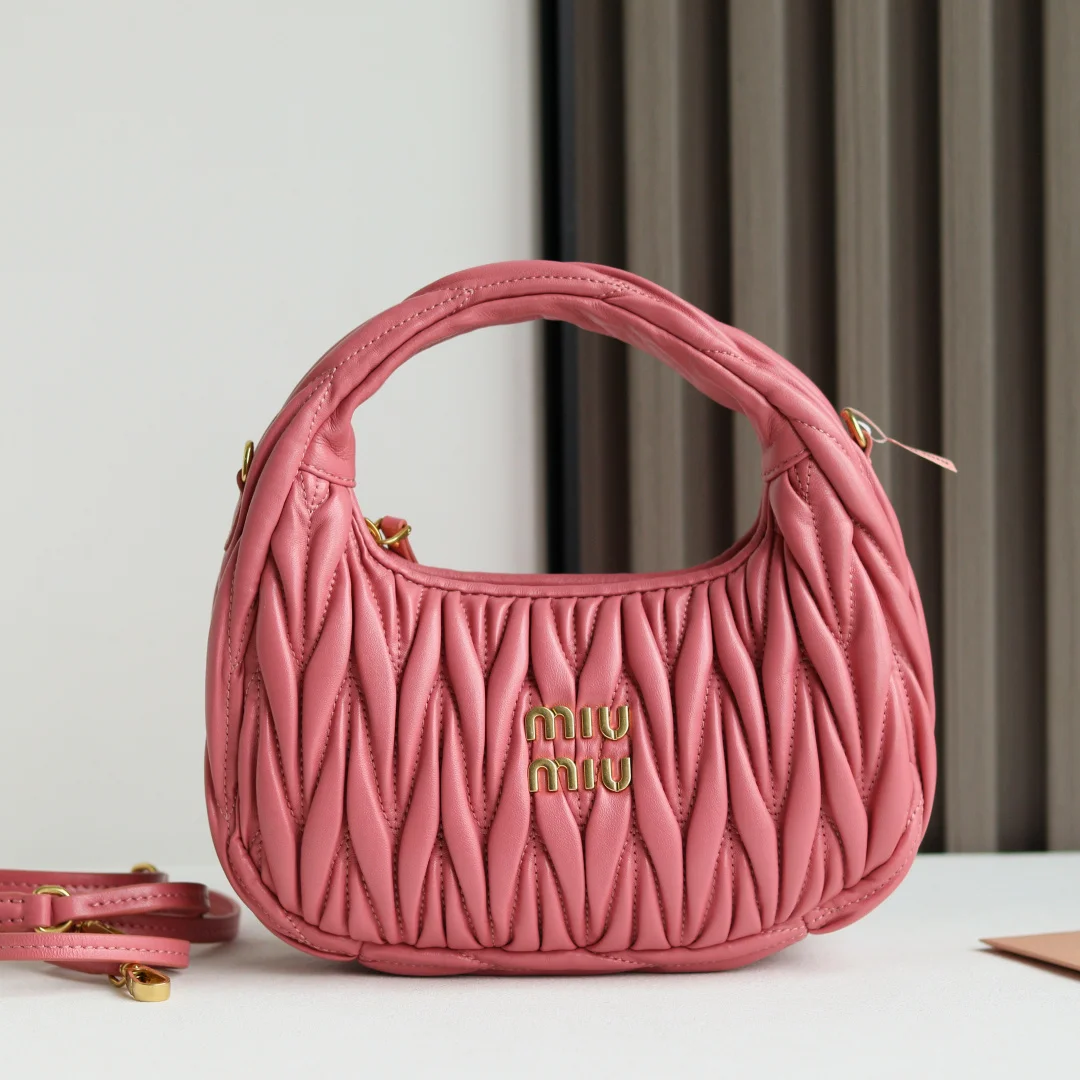 原单MIUMIU女包|高仿MIUMIU女包|精仿MIUMIU女包|一比一MIUMIU女包<p> M家 型号 5BC125 MiuWander手袋采用进口小羊皮经典品牌标志性Matelasse纹理绣花 复古磨砂五金 利用圆孤的曲线 保留了应有的俏皮感 包型整体硬挺有型 充满个性 可甜可盐 容量可光 各大时尚搏主几乎人手一个 颜色多多等 尺寸 23X13X7 配原版包装</p>