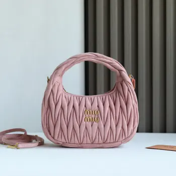 <p> 浅粉色</p><p>5BC125 MiuMiu新品MiuWander麂绒皮手袋今年超火的鹿皮材质 秋冬必备单品 复古磨砂五金 利用圆孤的曲线 保留了应有的俏皮感 包型整体硬挺有型 充满个性 可甜可盐 容量可光 尺寸 23X13X7 配原版包装</p>