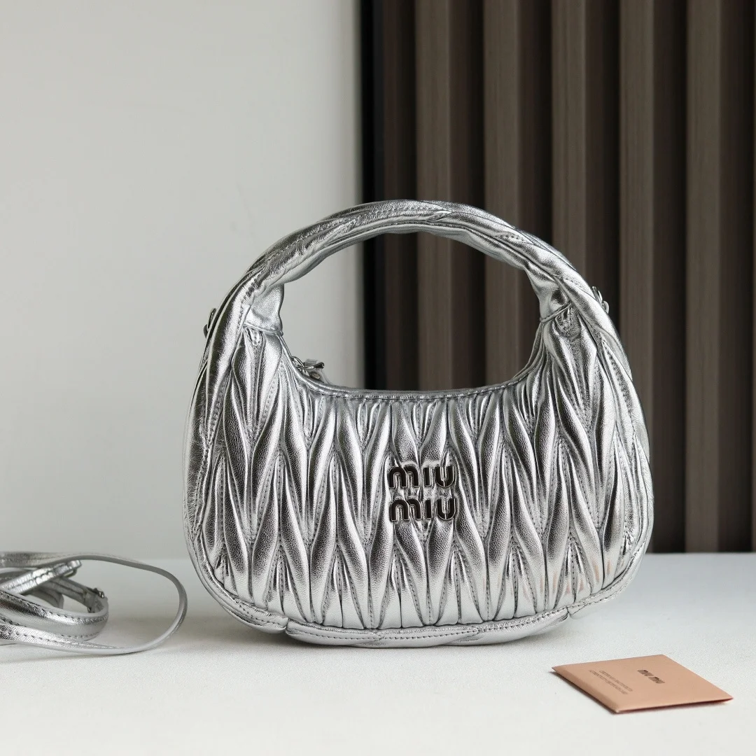 原单MIUMIU女包|高仿MIUMIU女包|精仿MIUMIU女包|一比一MIUMIU女包<p> M家 型号 5BC125 MiuWander手袋采用进口小羊皮经典品牌标志性Matelasse纹理绣花 复古磨砂五金 利用圆孤的曲线 保留了应有的俏皮感 包型整体硬挺有型 充满个性 可甜可盐 容量可光 各大时尚搏主几乎人手一个 颜色多多等 尺寸 23X13X7 配原版包装</p>
