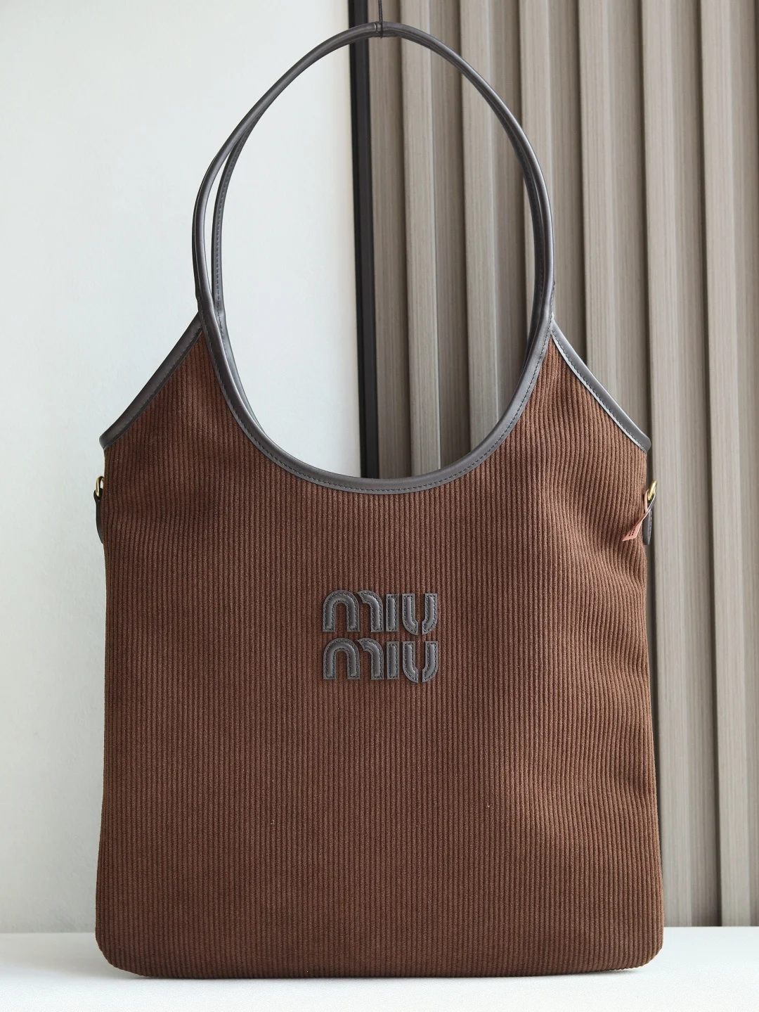 原单MIUMIU女包|高仿MIUMIU女包|精仿MIUMIU女包|一比一MIUMIU女包<p>5BG231Miu家新款伊势丹限定托特包 今年绝对爆款式 全新限量版灯芯绒 质感高级 包身软而不塌 气质随性慵懒 容量超大 怎么搭都好看 日常出街背它回头率百分百 手工缝制皮面Logo标志 内里全新麻布里 配拉链式口袋 尺寸35 X 40Cm</p>