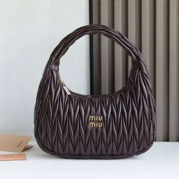<p>MiuMiu新品MiuWander手袋采用进口小羊皮经典品牌标志性Matelasse纹理绣花 复古磨砂五金 利用圆孤的曲线 保留了应有的俏皮感 包型整体硬挺有型 充满个性 可甜可盐 容量可光 各大时尚搏主几乎人手一个 尺寸 29 X 24 X 10  型号 5BC108 配原版包装 </p>