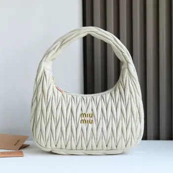 <p>MiuMiu新品MiuWander手袋采用进口小羊皮经典品牌标志性Matelasse纹理绣花 复古磨砂五金 利用圆孤的曲线 保留了应有的俏皮感 包型整体硬挺有型 充满个性 可甜可盐 容量可光 各大时尚搏主几乎人手一个 尺寸 29 X 24 X 10  型号 5BC108 配原版包装 </p>