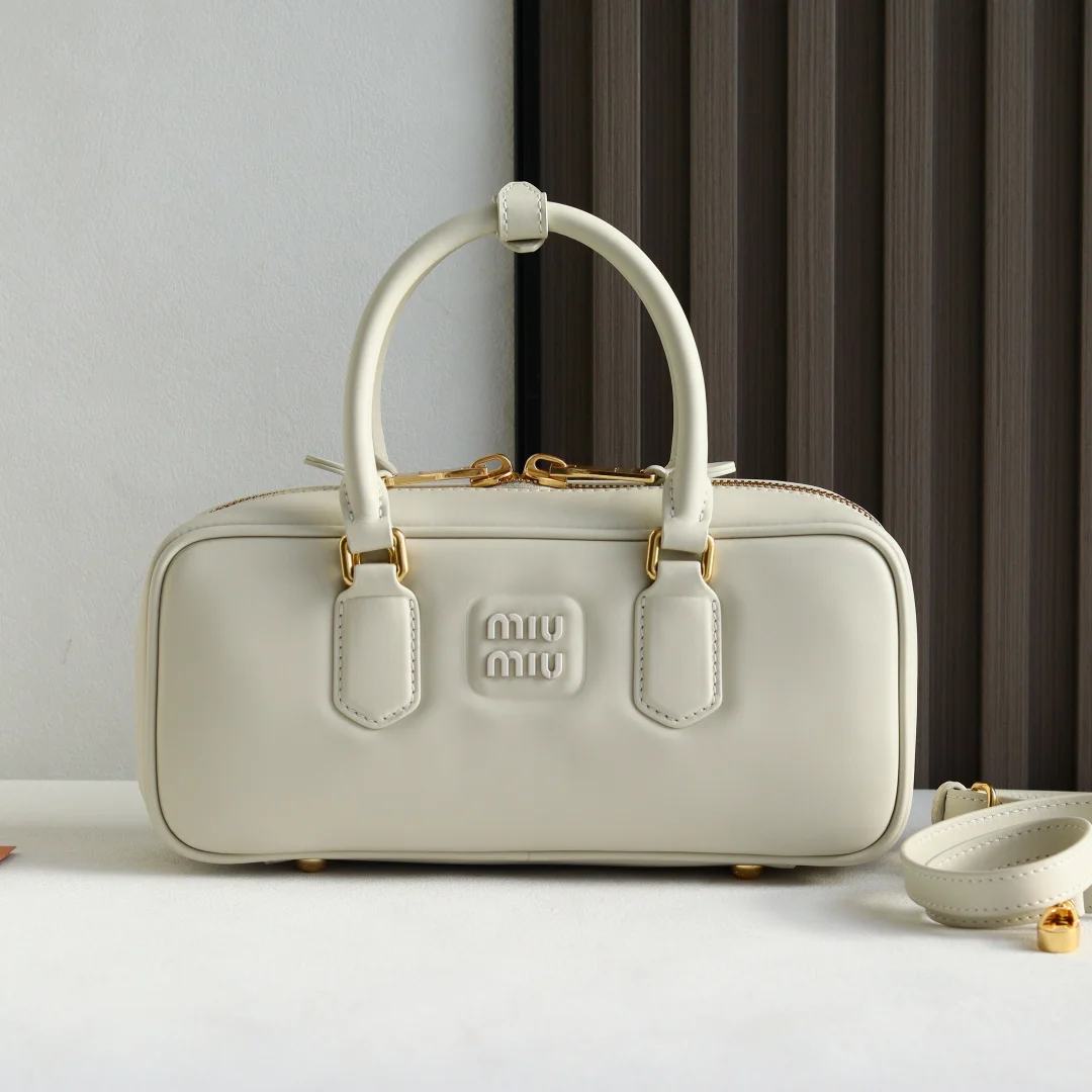 原单MIUMIU女包|高仿MIUMIU女包|精仿MIUMIU女包|一比一MIUMIU女包<p> 原厂皮 𝐌𝐢𝐮𝐦𝐢𝐮 𝐀𝐫𝐜𝐚𝐝𝐢𝐞 𝟮𝟳𝟬𝐦𝐦</p><p>今年真的鲨风啦  </p><p>极简主义 我超级爱的</p><p>保龄球真的太乖 谁的少女心又动了</p><p>反复心动 反复爱上 黑色是永恒的经典</p><p>大号霸气御姐风范 扛起我所有的穿搭</p><p>低调又贵气的黑天鹅说的就是它叭  </p><p>软糯糯的原厂小牛皮全钢五金真空电镀18k真金</p><p>又酷又乖的一身直接想焊在身上的程度太好看噜 </p><p>每一个颜色都是美到心坎里 </p><p>Arcadie保龄球包是真的懂女人的 </p><p>型号5BB148 米白色</p><p>尺寸27x9x12cm</p>