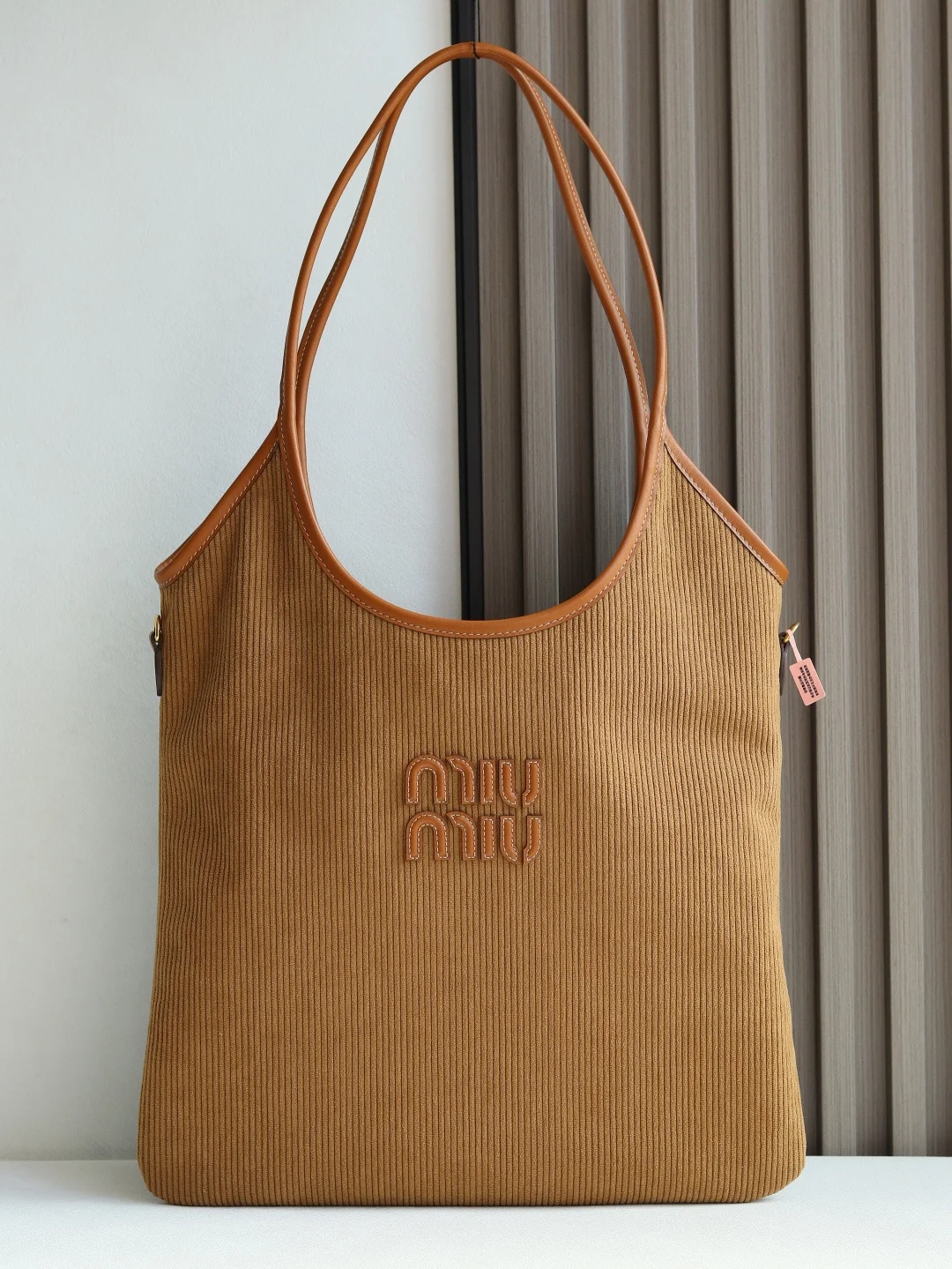 原单MIUMIU女包|高仿MIUMIU女包|精仿MIUMIU女包|一比一MIUMIU女包<p>5BG231Miu家新款伊势丹限定托特包 今年绝对爆款式 全新限量版灯芯绒 质感高级 包身软而不塌 气质随性慵懒 容量超大 怎么搭都好看 日常出街背它回头率百分百 手工缝制皮面Logo标志 内里全新麻布里 配拉链式口袋 尺寸35 X 40Cm</p>