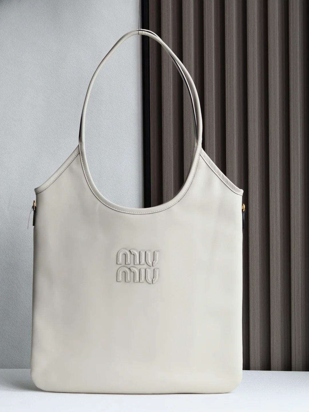 原单MIUMIU女包|高仿MIUMIU女包|精仿MIUMIU女包|一比一MIUMIU女包<p> Miu家新款伊势丹限定托特包 官网主推 今年绝对爆款式 顶级进口小牛皮 皮面细腻光滑柔软 质感高级 包身软而不塌 气质随性慵懒 容量超大 日常出街背它回头率百分百 手工缝制皮面Logo标志 内里全新麻布里 配拉链式口袋 尺寸35 X 40Cm 型号 5BG231 配原版包装</p>