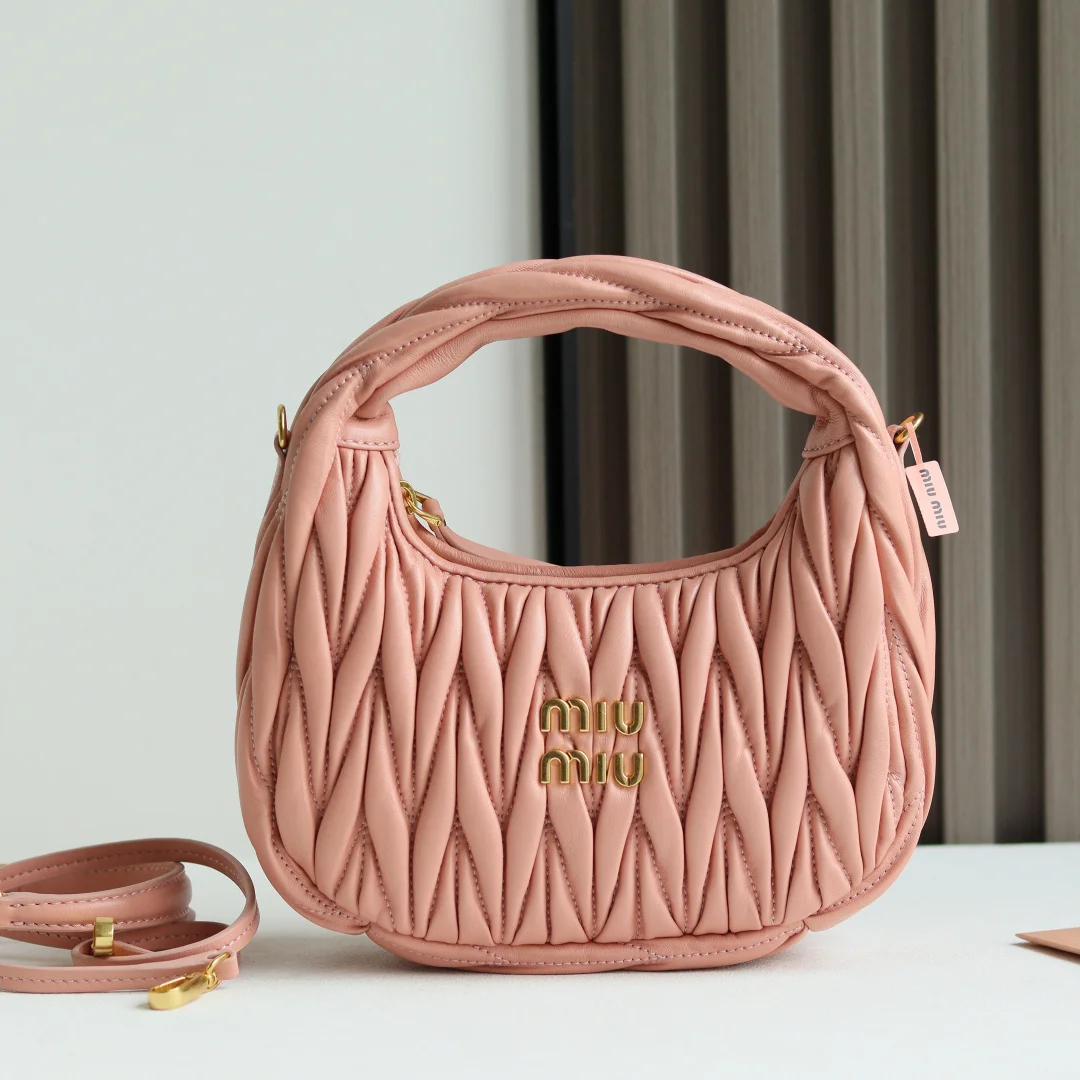 原单MIUMIU女包|高仿MIUMIU女包|精仿MIUMIU女包|一比一MIUMIU女包<p> M家 型号 5BC125 MiuWander手袋采用进口小羊皮经典品牌标志性Matelasse纹理绣花 复古磨砂五金 利用圆孤的曲线 保留了应有的俏皮感 包型整体硬挺有型 充满个性 可甜可盐 容量可光 各大时尚搏主几乎人手一个 颜色多多等 尺寸 23X13X7 配原版包装</p>